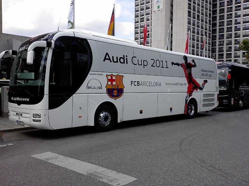 audi cup_barcelona bus.jpg - We struikelden meteen al over 2 fraaie team bussen die voor de deur stonden + de nodige fans die buiten rondliepen in team shirts.
